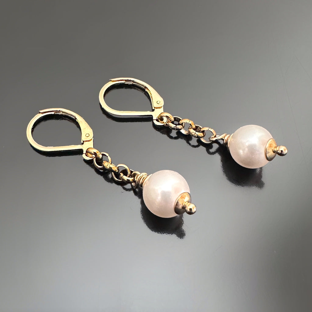8mm white crystal pearls are stationed on a gold tone heavy rolo style chain.