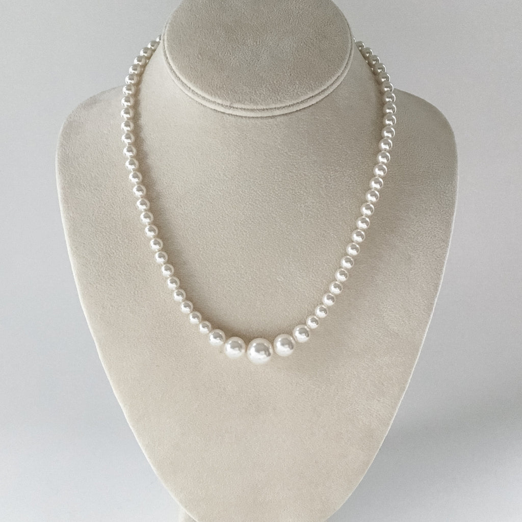 Classic graduated pearl necklace, perfect for any bride, bradal attendant, bridesmaid or just for everyday wear.  