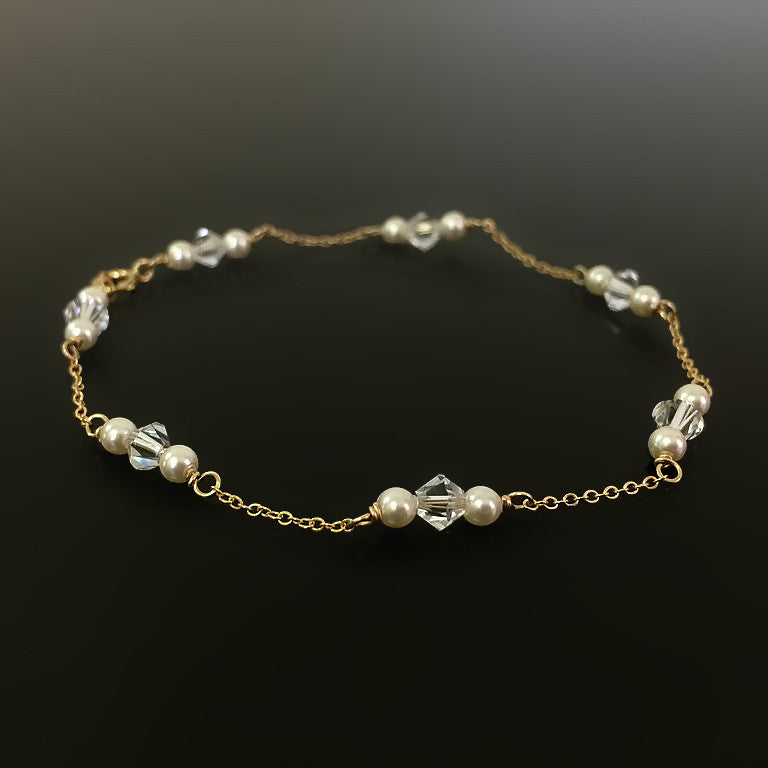dainty bracelet with gold chain and cream pearls